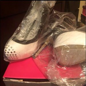 Black and White Pump